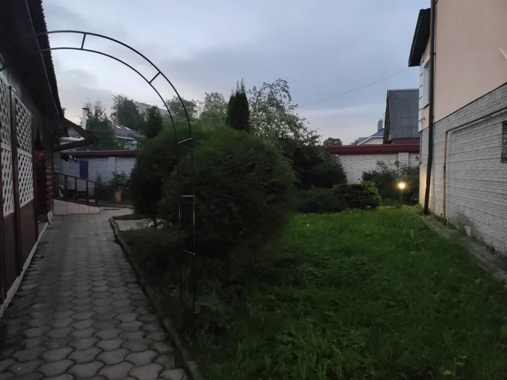 Дорожка рядом с беседкой